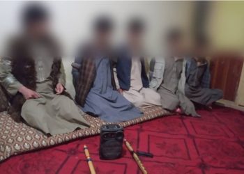 گروه طالبان ۵ تن را بخاطر نواختن”نی” در تخار بازداشت کردند 