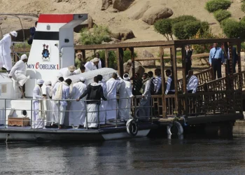 پیکر کریم آقا خان در مصر به خاک سپرده شد