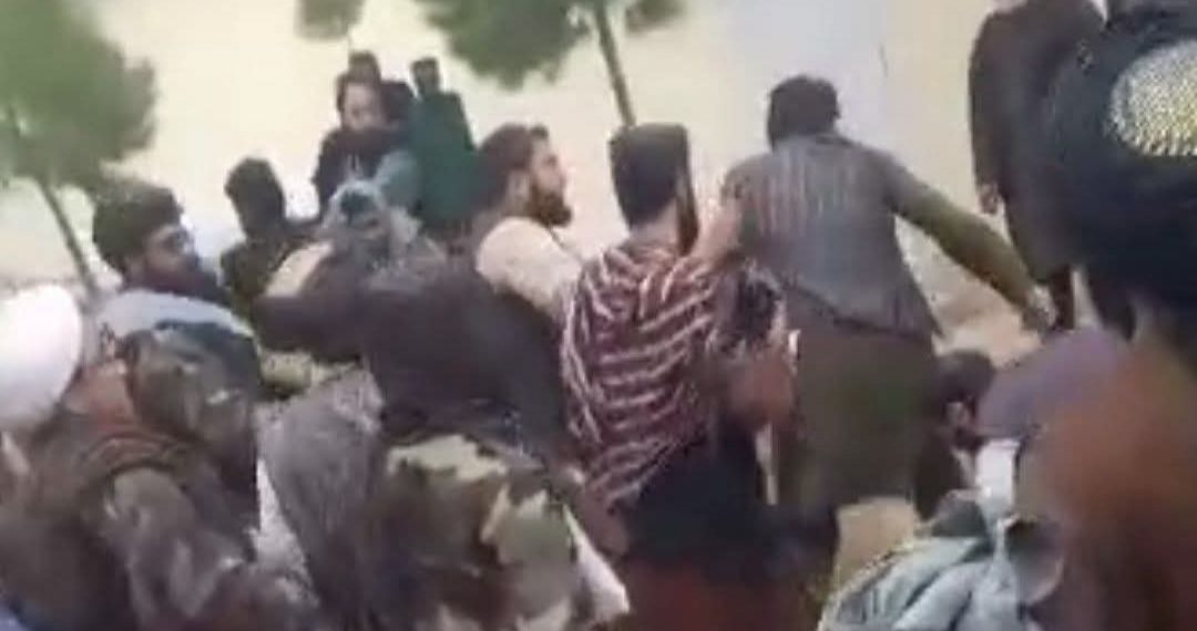 لت و کوب فرمانده امنیه پشتونتبار گروه طالبان در سمنگان، توسط طالبان محلی