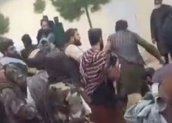 لت و کوب فرمانده امنیه پشتون‌تبار گروه طالبان در سمنگان، توسط طالبان محلی