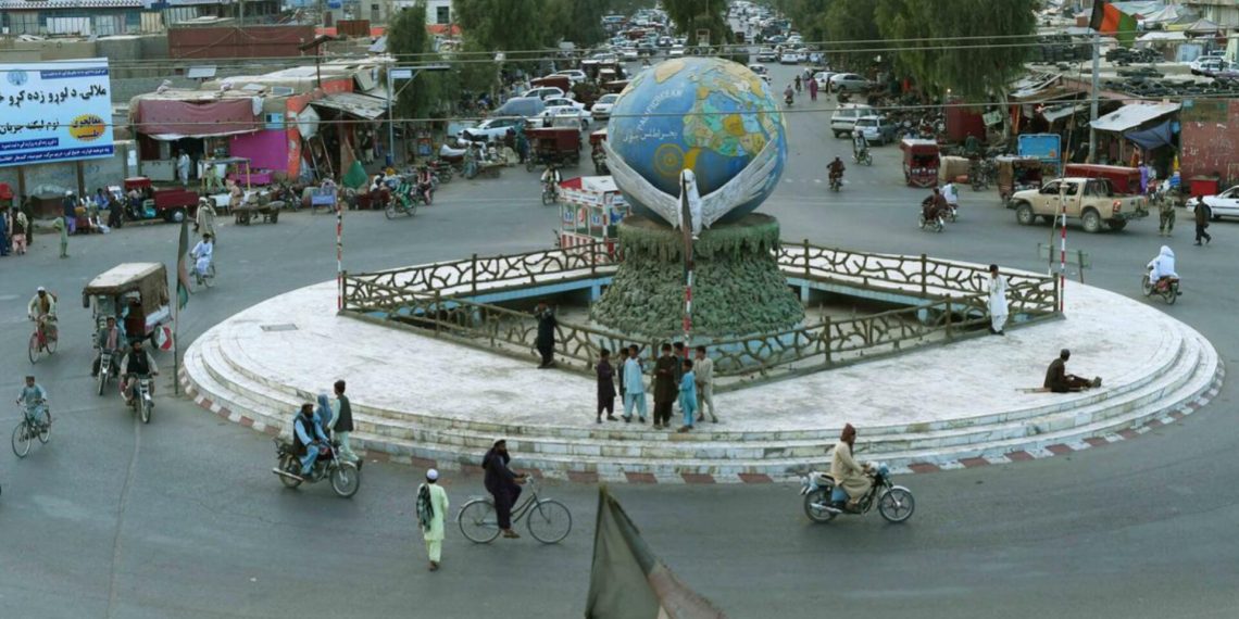 گروه طا-لبان در استان هلمند ریش دکانداران را اندازه گیری کردند